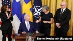 Președintele SUA, Joe Biden, alături de vicepreședinta Kamala Harris, ambasadorul suedez în SUA, Karin Olofsdotter, și ambasadorul finlandez în SUA, Mikko Hautala. 9 august 2022, Washington, SUA