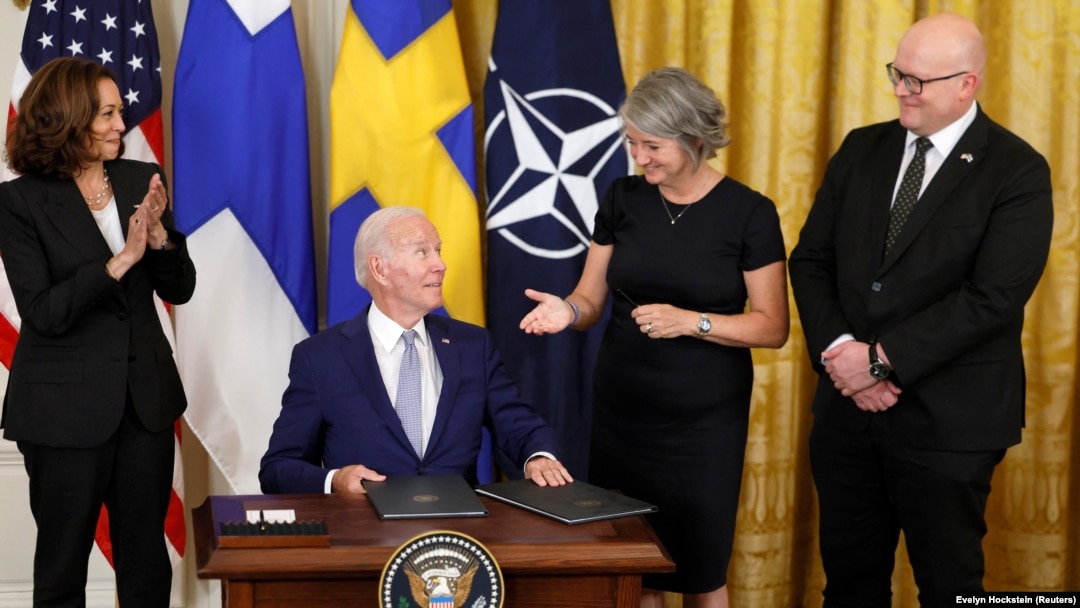 Președintele SUA, alături de vicepreședinta Kamala Harris, ambasadorul suedez în SUA, Karin Olofsdotter, și ambasadorul finlandez în SUA, Mikko Hautala, la Washington, 9 august 2022