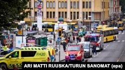 Pamje e veturave të ndihmës së parë mjeksëore dhe të policisë pas sulmit të mbrëmshëm në Turku të Finalndës