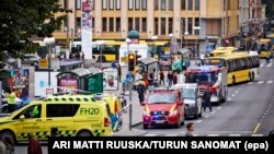 Турку қаласындағы пышақпен шабуыл жасалған жерге келіп тұрған жедел жәрдем көліктері. Финляндия, 18 тамыз 2017 жыл. 