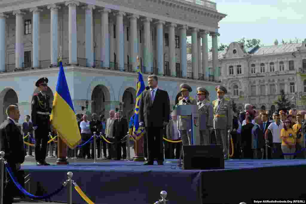 Украина президенті Петр Порошенко (ортада) Тәуелсіздік күніне арналған әскери парад кезінде. 24 тамыз 2014 жыл.