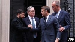 Президент України Володимир Зеленський та президент Франції Емманюель Макрон потискають один одному руки після зустрічі з прем'єр-міністром Великої Британії Кіром Стармером та канцлером Німеччини Фрідріхом Мерцем, Лондон, 8 грудня 2025 року.