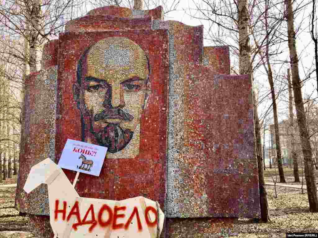 "Если не Путин, то конь?": в Казани прошел арт-пикет "Открытой России"