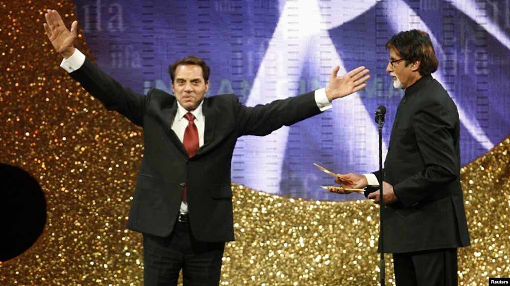 دِرمندرا (چپ) در کنار آمیتا باچان. این دو در فیلم «شعله» در کنار هم بازی کردند