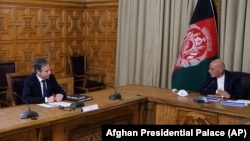 Președintele afgan Ashraf Ghani și secretarul de stat american Antony Blinken, Kabul, 15 aprilie 2021