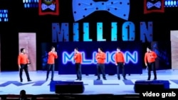 На сцене - юмористическая группа в Узбекистане «Миллион».