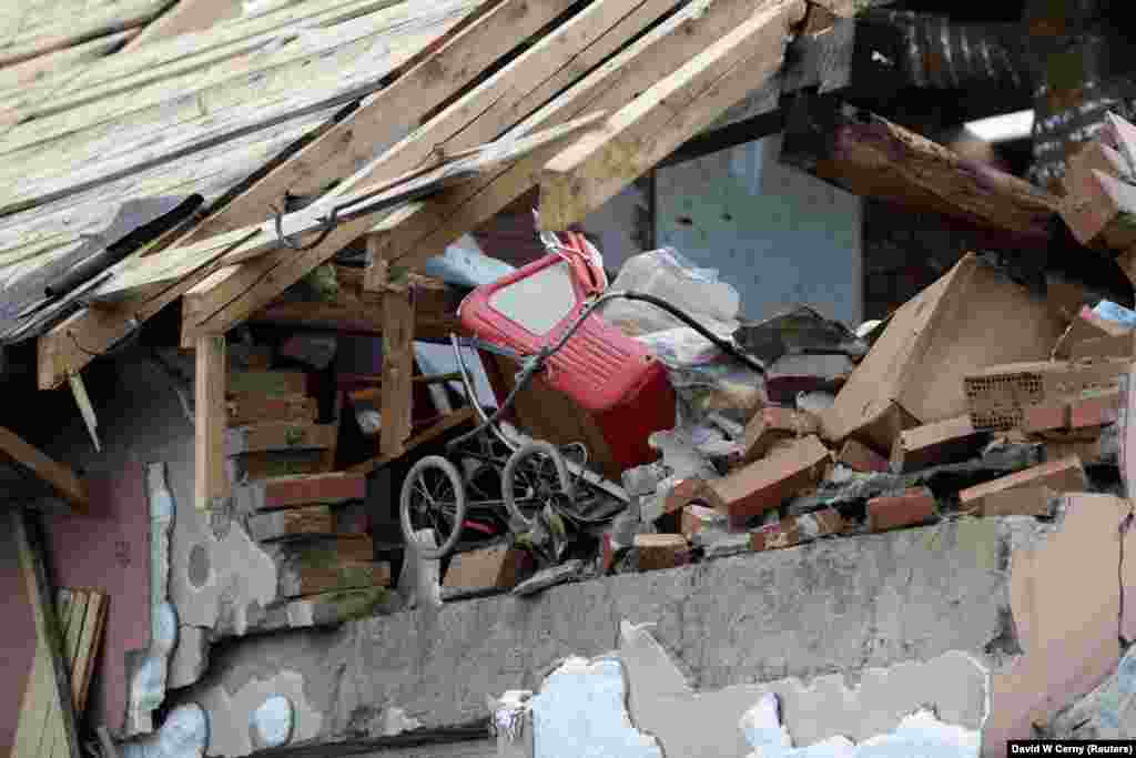 Візочок серед уламків в будівлі після торнадо, село Мікульчиці, 25 червня 2021 року