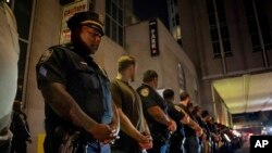 ნიუ-იორკის პოლიციის ოფიცრები სასამართლო-სამედიცინო ექსპერტიზის ოფისთან, სადაც მათი მოკლული კოლეგის ცხედარი მიასვენეს