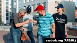 Патэнцыйны кандыдат у прэзыдэнты Валер Цапкала на зборы подпісаў у Віцебску, 8 чэрвеня