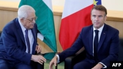 امانوئل مکرون (راست) در دیدار با رئیس تشکیلات خودگردان فلسطینی در تابستان گذشته