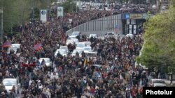 Armenia - Opposition supporters march in Yerevan, 22 April 2018.