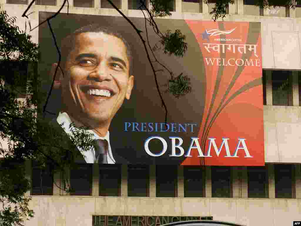 پوستر خوشآمدگویی به باراک اوباما، در مرکز آمریکایی در دهلی پایتخت هند - هند