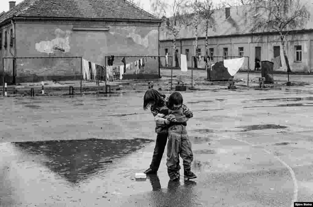 Djeca izbjeglice iz Bosne i Hercegovine u izbjegličkom kampu u Varaždinu, Hrvatska, u zimu 1992. godine.