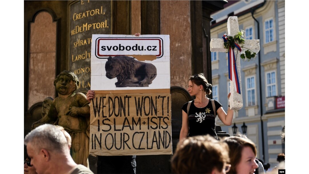 Antislamski demonstranti protiv Merkel u Pragu, 25. avgust 2016.