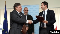 ԵԱՀԿ երեւանյան գրասենյակը ղեկավար Անդրեյ Սորոկինը եւ Հայաստանի օմբուդսմեն Կարեն Անդրեասյանը ստորագրում են հուշագիրը: