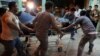 مواطنون ينقلون مصاباً في إنفجار في تجمع سياسي كردي في خانقين 28/4/2014