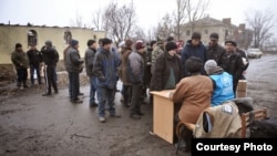 Podela humanitarne pomoći u mestu Nikišine Donjecke oblasti (okupirana teritorija)