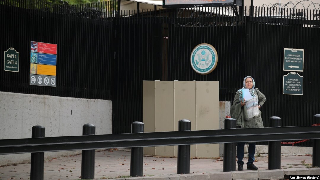 Još jedan korak ka udaljavanju Turske od Zapada (Foto: žena sa aplikacijom za vizu na ulazu u Američku ambasadu u Ankari)