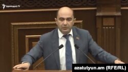 «Լուսավոր Հայաստան»-ի առաջնորդ Էդմոն Մարուքյանը խորհրդարանում, արխիվ