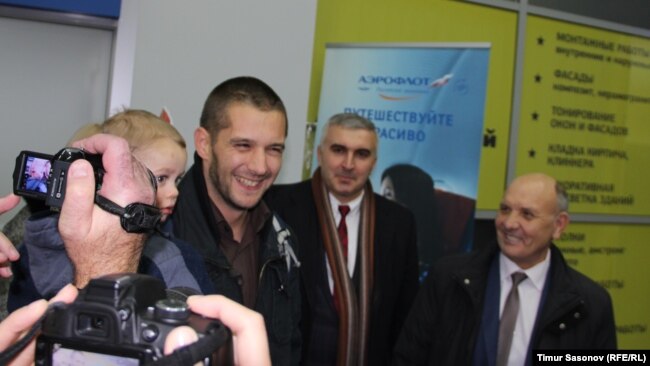 Евгения Мартенса встречают в аэропорту с телекамерами