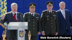 Украина президенті Петр Порошенко (сол жақта) әскери парадта сөйлеп тұр. Киев, 24 тамыз 2018 жыл.