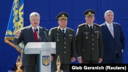 Президент Украины Петр Порошенко на военном параде в Киеве по случаю Дня Независимости