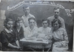 Бабушка Устинья во времена работы учительницей (вторая слева)