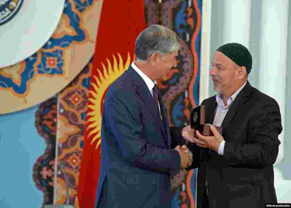 Kyrgyzstan - Bishkek, President Atambayev awards heroes who have saved during Osh events of 2010 people of different nationalities, 10. 06. 2015