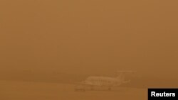 Avion na pisti tokom peščane oluje, Gran Kanaria