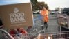 Egy férfi tolja vissza üres bevásárlókocsiját az Adams Megyei Vészhelyzeti Élelmiszerbank előtt Commerce Cityben, Colorado államban. Az amerikai kormányzati leállás október 1-je óta tart