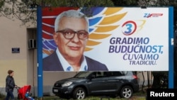 Një pano në Podgoricë me fotografinë e kandidatit për president, Andrija Mandiq.