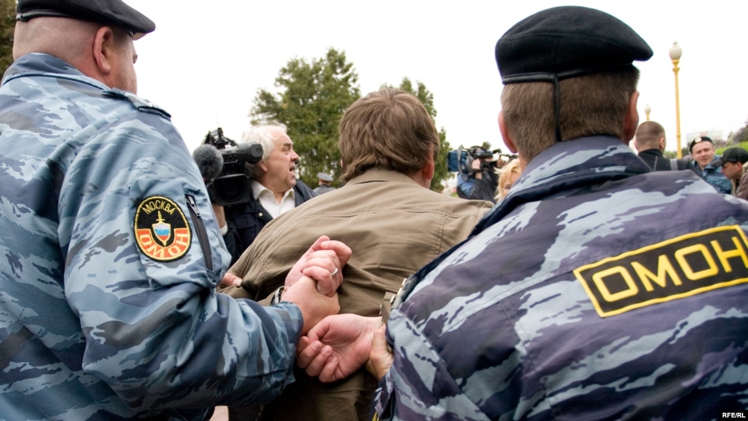 ОМОН задерживает участника гей-акции в Москве