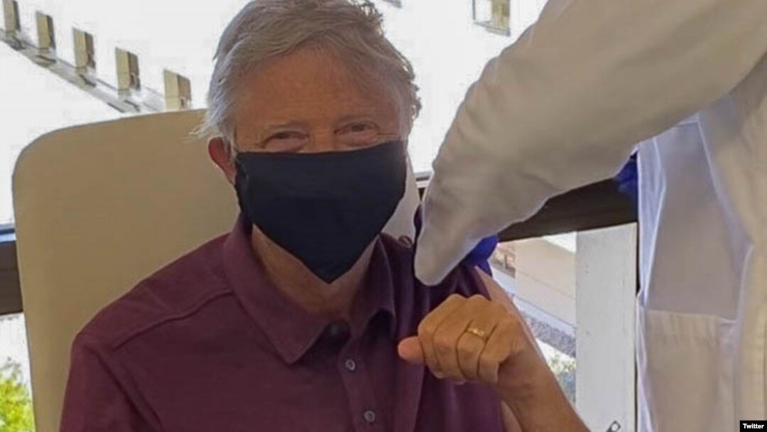 Bill Gates a primti prima doză de vaccin împotriva Covid-19 FOTO Twitter
