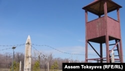 "АЛЖИР" саяси қуғын-сүргін және тоталитаризм құрбандары музейіндегі түрменің бақылау мұнарасының экспозициясы. Ақмола ауылы, 12 сәуір 2011 жыл.