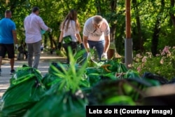 De Ziua Curățeniei din Capitală, voluntarii Let’s Do It au strâns zeci de saci cu deșeuri din Parcul Operei din București.