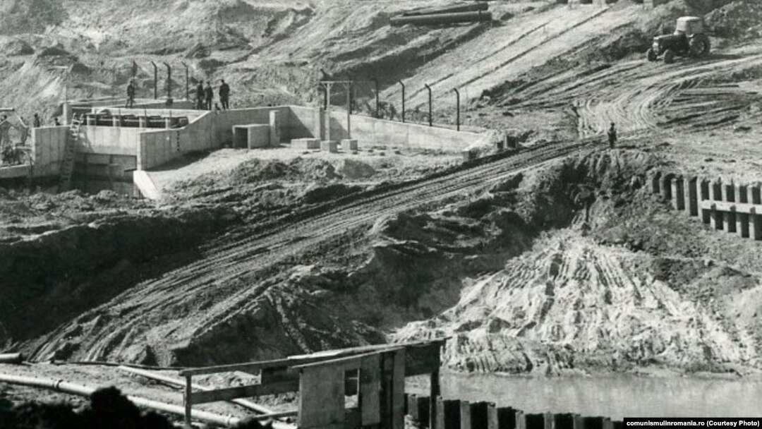 1972. Lucrari la Stația de pompare la sistemul de irigații Sadova-Corabia. Sursa: comunismulinromania.ro (MNIR)
