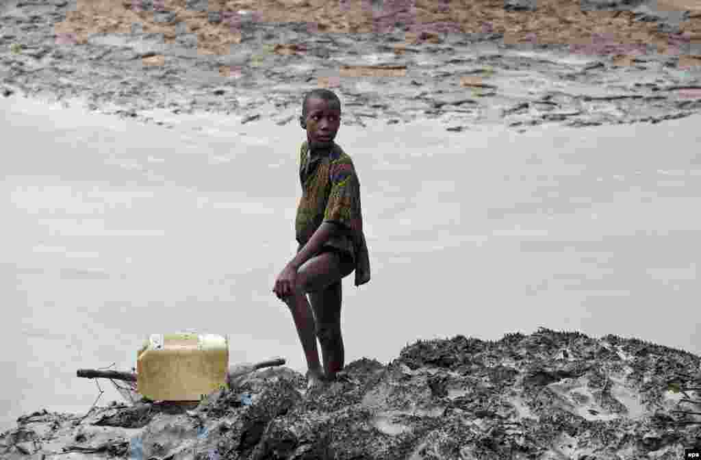 Добыча нефти в дельте реки Нигер в Нигерии привела к экологической катастрофе. Здесь регулярно происходят разливы нефти, а из труб НПЗ в атмосферу поступают свыше 250 видов ядовитых веществ. Они стали не только причиной гибели окружающей среды, но и респираторных и онкологических болезней местных жителей