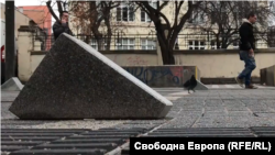 Настоящите ограничители - бетонни блокове, известни като "перки на акули" - предизвикаха инциденти с пострадали пешеходци.