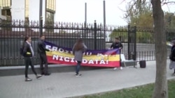 Un protest antiprezidențial și Cimitirul Eroilor Români