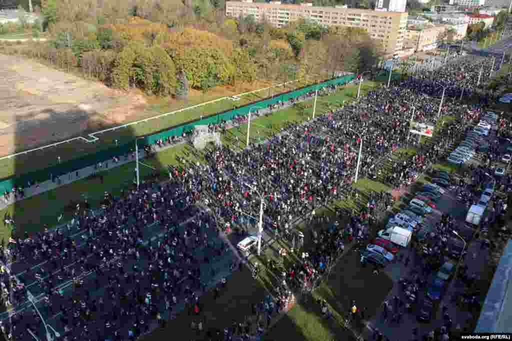 Как сообщает правозащитная группа «Вясна», в столице во время митинга 18 октября было задержано не менее 77 человек. Остальные задержаны в других городах, сообщили правозащитники.