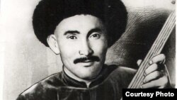 Атай Огомбаев төрт кыл комузу менен, 1939-жыл.