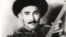 Атай Огомбаев төрт кыл комузу менен, 1939-жыл.