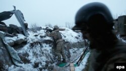 Українські військові відстрілюються від бойовиків біля села Луганське неподалік Дебальцева, архівне фото