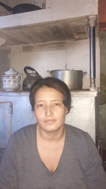 Raqsda külotsiz etek ostida