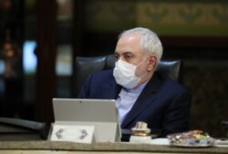 Ministrul de externe iranian, Mohmmad Javad Zarif, cu mască și mănuși de protecție