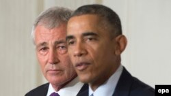 Президент США Барак Обама (справа) и Чак Хейгел во время пресс-конференции в Белом доме, Вашингтон, 24 ноября 2014 года. 