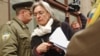 Ana Politkovskaja je 2004. napisala: "Vraćamo se nazad u sovjetski ponor, u informacijski vakuum koji ispisuje smrt iz našeg neznanja".