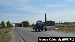 Трактор на дороге, ведущей в село Курчум. Восточно-Казахстанская область, 3 сентября 2020 года.