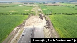 Realizarea unei autostrăzi care să traverseze munții rămâne marea provocare a României. Cel mai aproape de finalizare este autostrada care va lega Sibiul de Pitești, în timp ce autostrada Comarnic - Brașov are șanse minime să fie terminată în următorul deceniu. (Imagine generică)