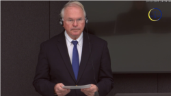 Christopher Hill në sallën e gjyqit në Hagë.